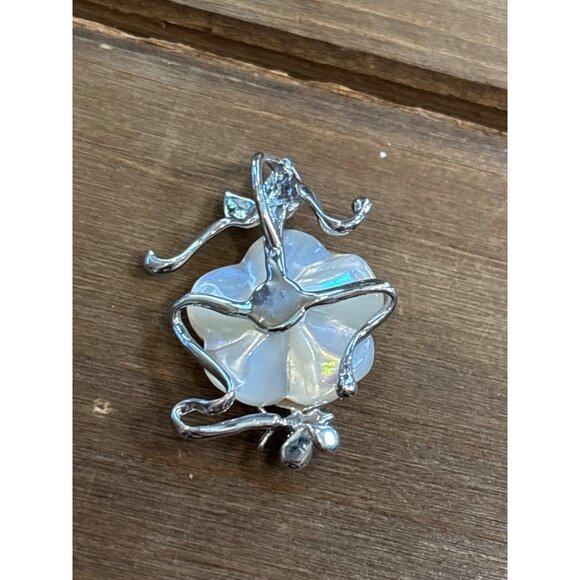 Mother Of Pearl Flower pendant With Silver Accents - Picture 8 of 8